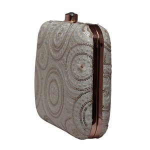 Bolso de Mano Elegante con Lentejuelas Florales Blancas Bordadas, para Fiestas y Eventos - Product Image 2