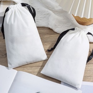 Sac d'emballage blanc imprimé avec cordon de serrage, fermeture élastique en cordon noir, tissu doux en polyester/coton, résistant à l'eau, écologique - Product Image 4
