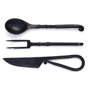 Ensemble de couverts médiévaux traditionnels : collection de fourchettes, cuillères et couteaux pour repas rustiques, événements spéciaux et fournitures hôtelières - Product Image 2