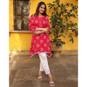 Kurta en mousseline de soie rose respirante pour femme avec motif dessiné à la main et bas de robe taille XS - Product Image 3