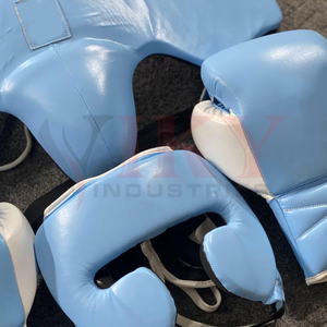 Conjuntos de equipo de boxeo azul claro y blanco con logotipo personalizado, guantes de boxeo profesionales, protector de cabeza, protector de ingle, ropa de protección para entrenamiento de MMA - Product Image 3