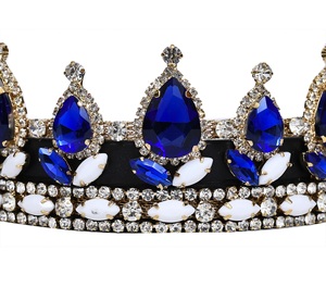 Fronture de luxe style couronne pour cheval avec cristaux bleus et blancs – Accessoire d'équestre en cuir finition dorée - Product Image 3