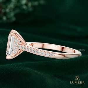 Anillo de Compromiso de Lujo con Diamante Cultivado en Laboratorio con Corte Esmeralda, Oro Rosa, Halo Oculto, Estilo Catedral, Certificado IGI, Anillos para Mujer - Product Image 4