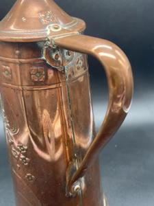 Carafe en cuivre gaufré vintage avec couvercle et motif floral pour événements de restauration, cuisine, salle à manger et présentation décorative, provenant d'Inde - Product Image 2