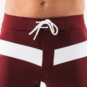 Shorts de bain pour hommes bordeaux et blancs à séchage rapide avec cordon de serrage – Vêtements de performance pour sports nautiques - Product Image 5