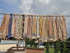 Sarong imprimé à la main de qualité boutique, en coton, pour femme, élégant, idéal comme paréo de plage, par un exportateur spécialisé dans les articles imprimés à la main. - Product Image 6