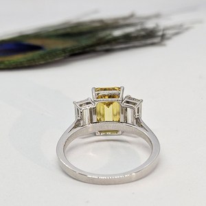 Anillo de compromiso de tres piedras con diamante amarillo de corte esmeralda cultivado en laboratorio, con diamantes laterales de baguette cónicos en oro blanco macizo de lujo - Product Image 3