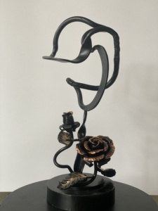 Estatua de Rosa de Hierro Forjado Khang Hung Phat, Pieza de Arte Decorativa con Acabado Pintado, Diseño Elegante para Decoración del Hogar y Jardín - Product Image 6