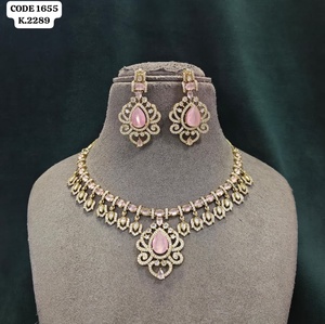 Ensemble collier et boucles d'oreilles élégants en rose pastel et ornés de pierres AD, en forme de goutte royale, pour femmes - Product Image 4