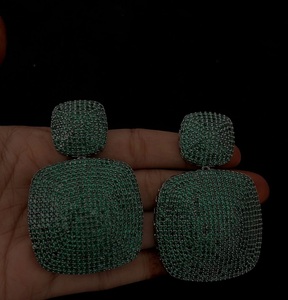 Boucles d'oreilles pendantes tendance en laiton plaqué argent avec zircon CZ, design élégant, pour femmes et filles, pour les soirées et les occasions spéciales - Product Image 2