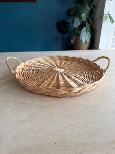 Grand plateau rond en rotin, idéal pour une présentation en centre de table sur une table à manger ou une table basse, avec des bougies ou des objets décoratifs. - Product Image 6