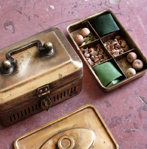 Pandan rectangular clásico de latón con bandeja dividida para preparar nueces de betel. Disponible a precios de mayorista. - Product Image 1