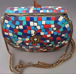 Bolso de mano multicolor de latón con diseño cuadrado y correa de cadena para bodas, fiestas y uso casual. - Product Image 3