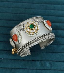 Bracelet manchette traditionnel indien de qualité supérieure, idéal pour les tenues ethniques et occidentales, parfait pour les occasions festives comme le Navratri. - Product Image 6