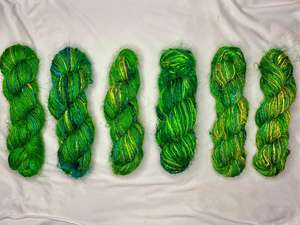 Fil de soie de sari chenille multicolore teint à la main, écologique, antibactérien, recyclé, texture douce, pour tricot, crochet et tissage - Product Image 2