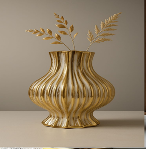 Vase sphérique en fil d'or délicat, orné d'un complexe treillis creux et de tiges assorties. Disponible à prix de gros. - Product Image 4