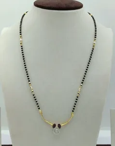 Elegante collar mangalsutra de cuentas negras con barra central dorada y colgante de piedra redonda, hermosa joyería tradicional para mujeres. - Product Image 1