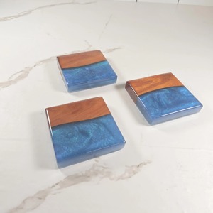 Sous-verres en bois et résine époxy de qualité supérieure, sous-verres en bois avec bord en résine pour boissons chaudes, sous-verres en bois et résine très vendus avec support - Product Image 1