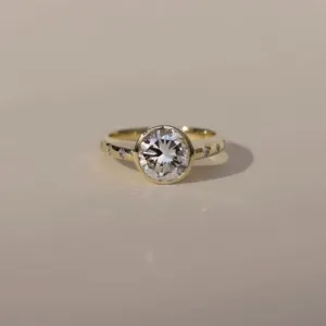 Anillo de compromiso/boda unisex de oro blanco fino de 14k con diamante brillante cultivado en laboratorio IGI, engaste en bisel, estilo vintage - Product Image 1