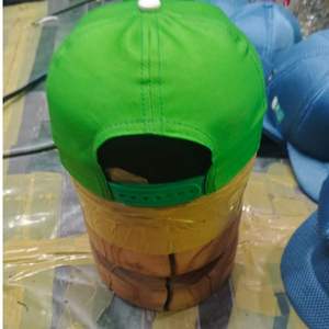 Esta es una gorra de pana color óxido con un diseño bordado de hoja y sol. - Product Image 3