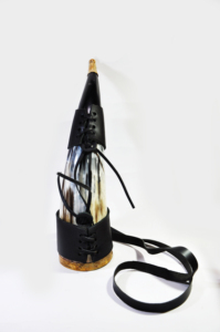Cuerno de búfalo Vikingo, cuerno de búfalo natural con acabado pulido para beber cerveza, hidromiel y vino, con correa de cuero para colgar. - Product Image 4