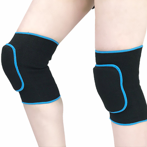Genouillères tricotées noires avec bordure bleue, respirantes, à enfiler, universelles, unisexes, protection toutes saisons - Product Image 1