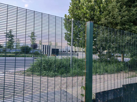 Clôture anti-escalade 358 de haute qualité à approvisionnement direct, avec sécurité renforcée, conception anti-branches, panneaux à vision claire et pointes