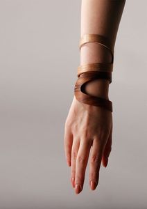 Élégants bracelets artisanaux en bois, style mode, avec design massif et copeaux de laiton collés à la main, pièce maîtresse haut de gamme - Product Image 2