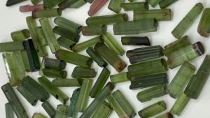 Piedras naturales de turmalina verde, sin cortar piedras rugosas, gemas de turmalina, venta al por mayor - Product Image 2