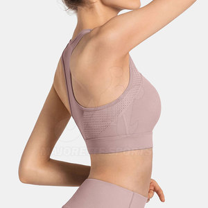 Ensemble de yoga pour femmes, design tendance et moderne, fabriqué avec un tissu respirant et un design élégant pour l'entraînement. - Product Image 3