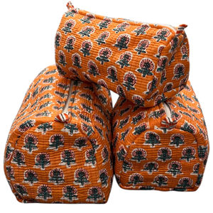 Bolsa de Cosméticos Acolchada con Estampado Floral Naranja Vibrante |   Bolsa de Maquillaje de Algodón Hecha a Mano con Lámina Impermeable |   Maestro Obsequio de Viaje para Artículos de Aseo - Product Image 1