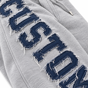 Ensemble de survêtement Essentials gris chiné pour femme : sweats à capuche courts zippés, appliques vieillies personnalisées, et joggers à jambes larges en molleton bouclette – Vente en gros - Product Image 3