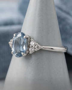 Bague de fiançailles ovale en moissanite bleue taillée de 1,00 carat avec grappe de saphirs bleus, en or blanc 14K plaqué rhodium, luxe pour anniversaire - Product Image 2