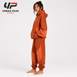 Conjunto deportivo oversize de moda para mujer con pantalones jogger de pierna ancha, tela cómoda y estilo contemporáneo para atuendos casuales. - Product Image 5