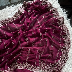 Sari de organza de diseño para mujer, con bordado elaborado y lentejuelas, ideal para bodas y fiestas, sari étnico con blusa. - Product Image 1