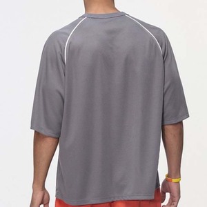 เสื้อยืดผู้ชายสีเทา แขนสั้น แห้งเร็ว สปอร์ต ทรงปกติ คอกลม ผ้าเจอร์ซีย์ พิมพ์ลายโลโก้ด้านหน้า - Product Image 2