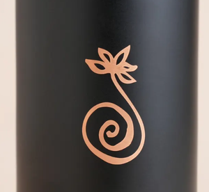 Bouteille en cuivre artisanale avec revêtement noir et emblème de lotus, vaisselle de voyage portable au design traditionnel - Product Image 6