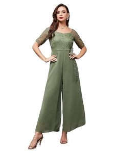 Mono de mujer verde claro con cuello cuadrado, manga raglán, bordado y corte regular - Product Image 1