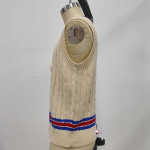 Gilet en tricot sans manches brodé col en V pour femme, style preppy, motif logo frontal, en acrylique, motif Tigres de l'État du Tennessee, vente en gros - Product Image 3