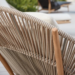 Chaise longue d'extérieur moderne en rotin avec structure en teck et coussins en tissu pour utilisation au bord de la piscine - Product Image 4
