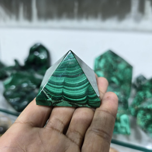 Pierres précieuses vertes naturelles de qualité supérieure en vrac Agate de malachite précieuse Pyramide faite à la main pour la décoration Méditation Guérison en vrac - Product Image 3