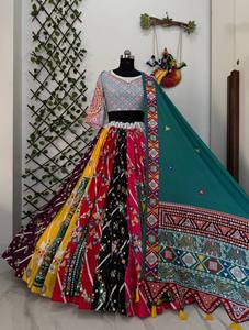 Conjunto de Lehenga Choli Tradicional de Muselina Estilo Gujarati con Estampado Digital Premium y Trabajo de Espejo para Mujer - Product Image 6