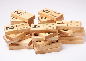 Juego de Dominó Doble Seis de Madera de Colores ILAHI, 28 Piezas, Ecológico, Tallado y Grabado, Diseño Antiguo, Caja Rectangular Alta de Madera - Product Image 1