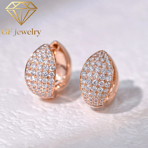 Boucles d'oreilles créoles larges bombées en or jaune 14 carats avec diamants de laboratoire pavés, bijoux raffinés pour femme - Product Image 1
