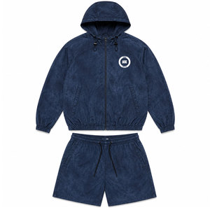 Ensemble coupe-vent élégant : veste à capuche avec imprimé en relief et short élastique - Product Image 1