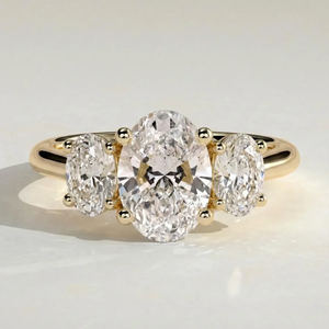 แหวนเพชรทรงรีสามเม็ดจาก OM GEMS Fine Jewelry เพชรเลี้ยงในห้องปฏิบัติการ ตัวเรือนทองคำแท้ 14K สีเหลืองทอง สำหรับผู้หญิง ขายส่ง - Product Image 1