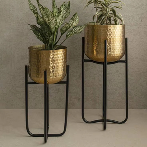 Linea Exports Inc. : Jardinières métalliques avec support noir, parfaites pour une décoration végétale unique dans les espaces de maison thématiques. - Product Image 1