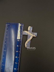 Pendentif Croix Saphir Bleu et Moissanite Effet Glacé Tendance – Personnalisable pour Hommes et Femmes – Nouveauté Promotionnelle - Product Image 5