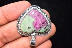 Colgante de Zoisita Rubí, Diseño Artesanal, Tamaño Personalizable, Mejor Precio por Unidad - Product Image 2