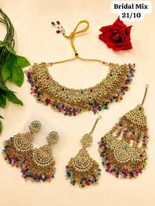 Conjunto de gargantilla Kundan premium en forma de corazón color pastel, chapado en oro antiguo, con collar de perlas, aretes y Maang Tikka para boda india. - Product Image 1